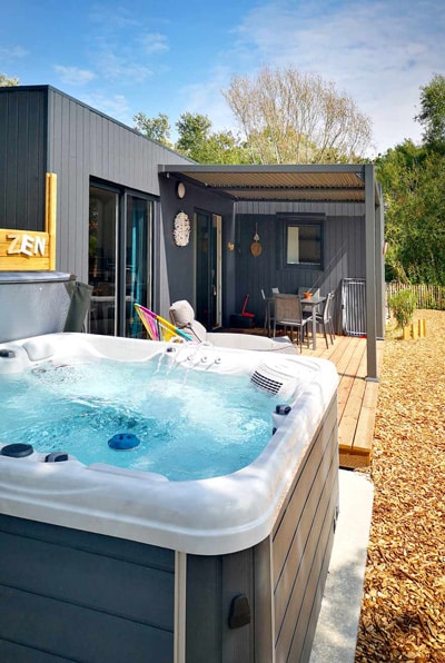 éco-lodge contemporain avec spa extérieur et terrasse bois