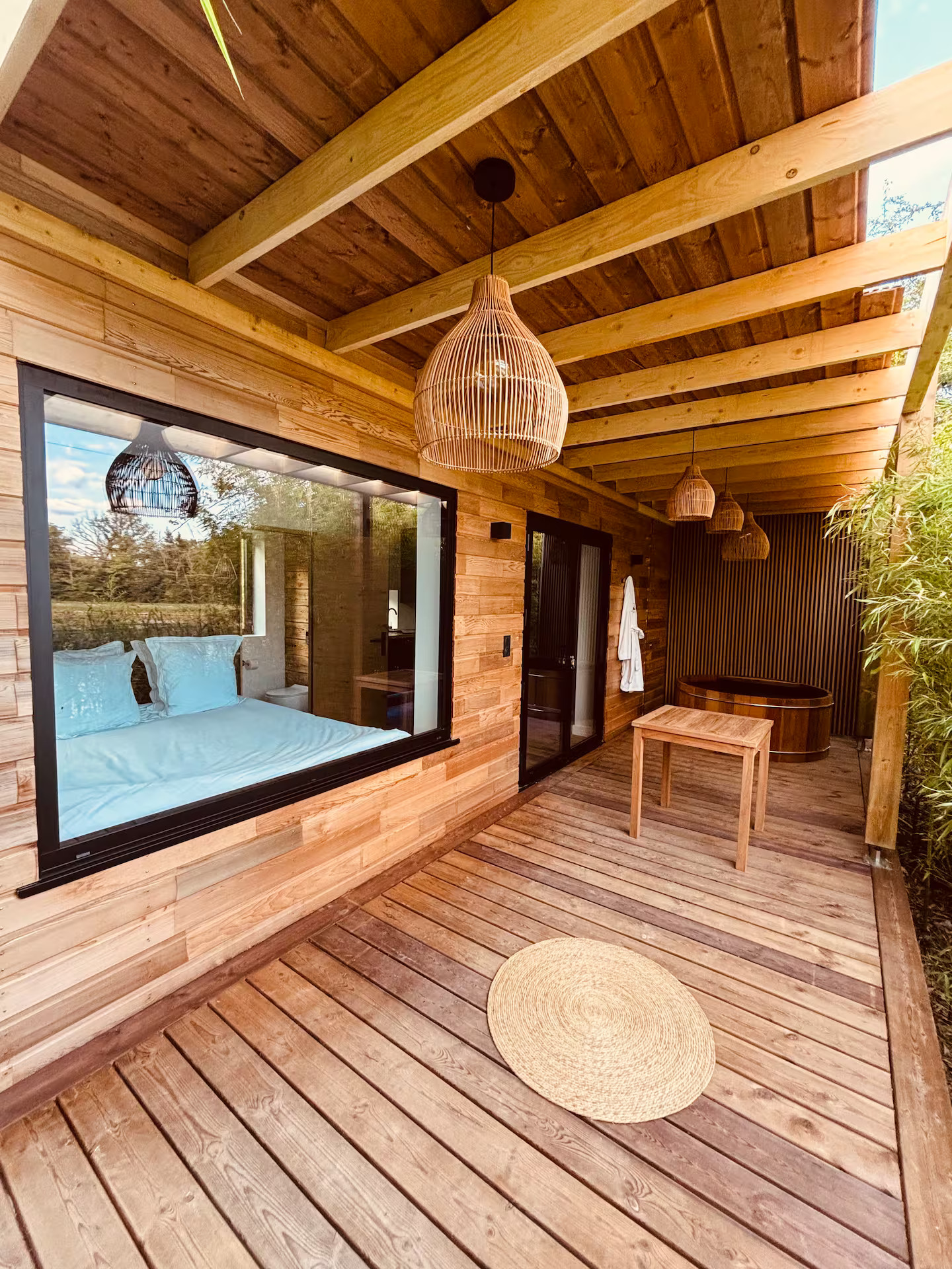 eco lodge avec terrasse en bois naturel
