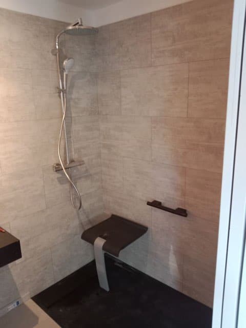 Salle de bain PMR avec barre d'appui